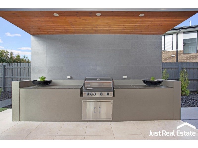 8 Lucinda Lane, Cranbourne North VIC 3977