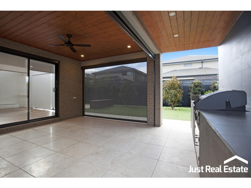 8 Lucinda Lane, Cranbourne North VIC 3977