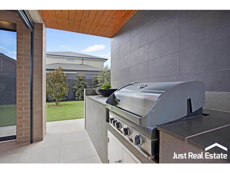 8 Lucinda Lane, Cranbourne North VIC 3977