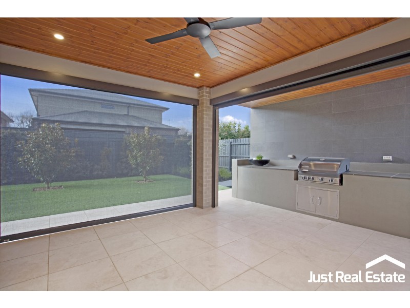 8 Lucinda Lane, Cranbourne North VIC 3977