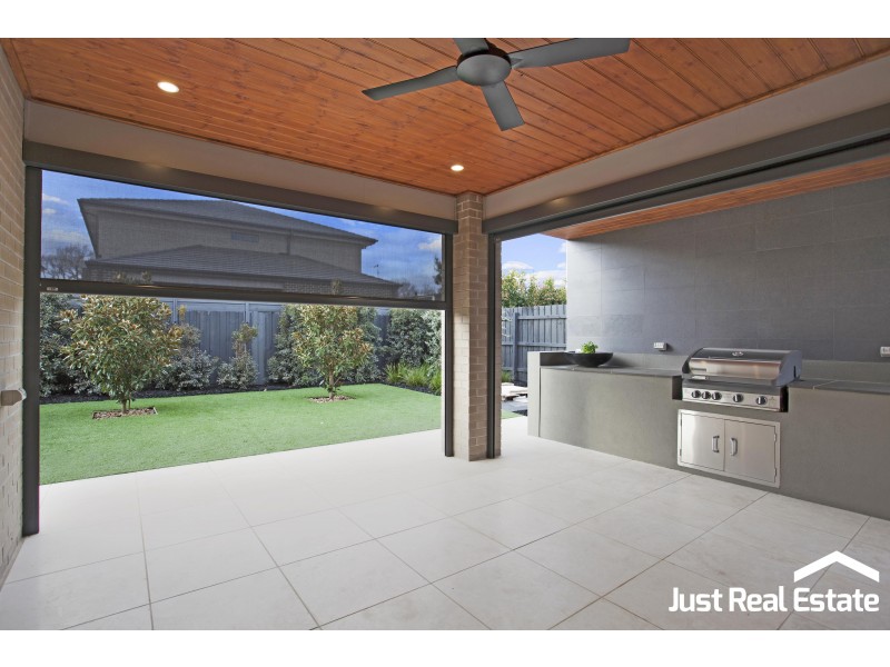 8 Lucinda Lane, Cranbourne North VIC 3977