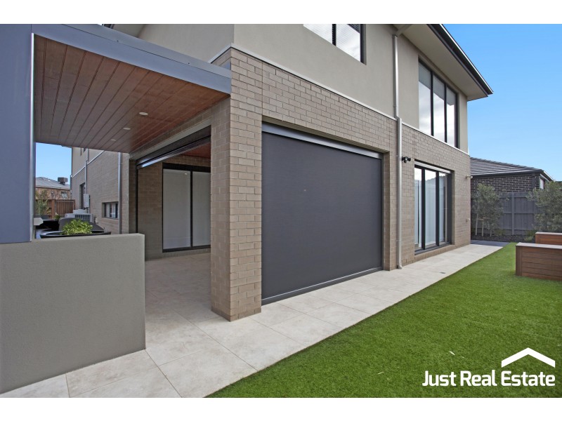 8 Lucinda Lane, Cranbourne North VIC 3977