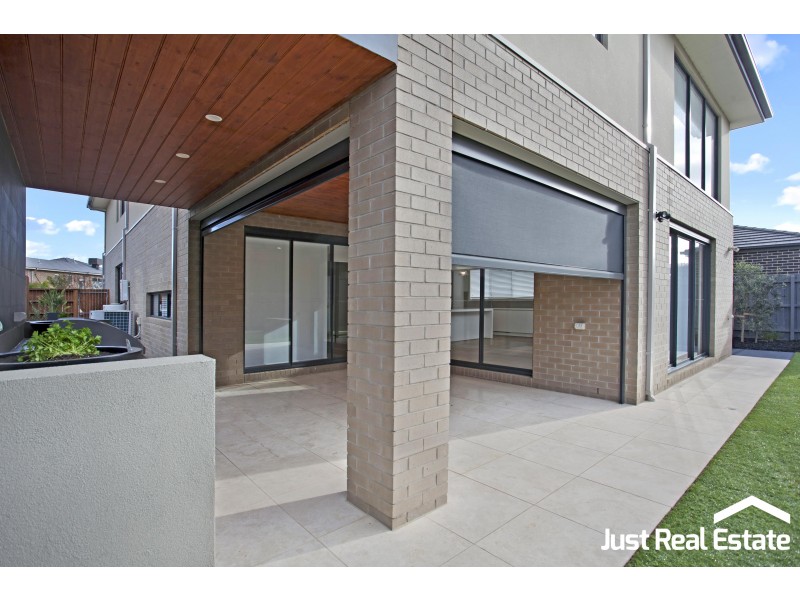 8 Lucinda Lane, Cranbourne North VIC 3977