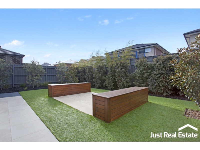 8 Lucinda Lane, Cranbourne North VIC 3977