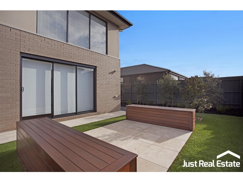 8 Lucinda Lane, Cranbourne North VIC 3977