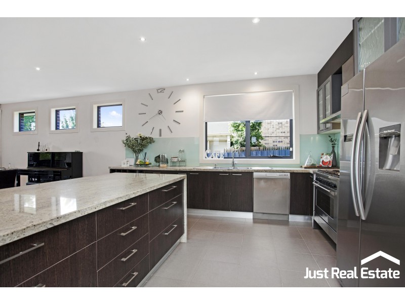 7 Cambridge Drive, Berwick VIC 3806