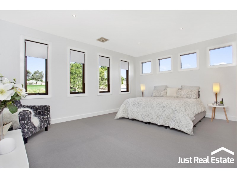 7 Cambridge Drive, Berwick VIC 3806