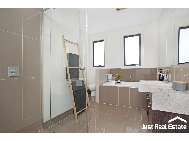 7 Cambridge Drive, Berwick VIC 3806