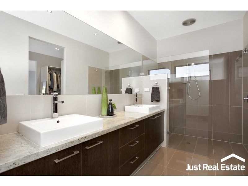7 Cambridge Drive, Berwick VIC 3806