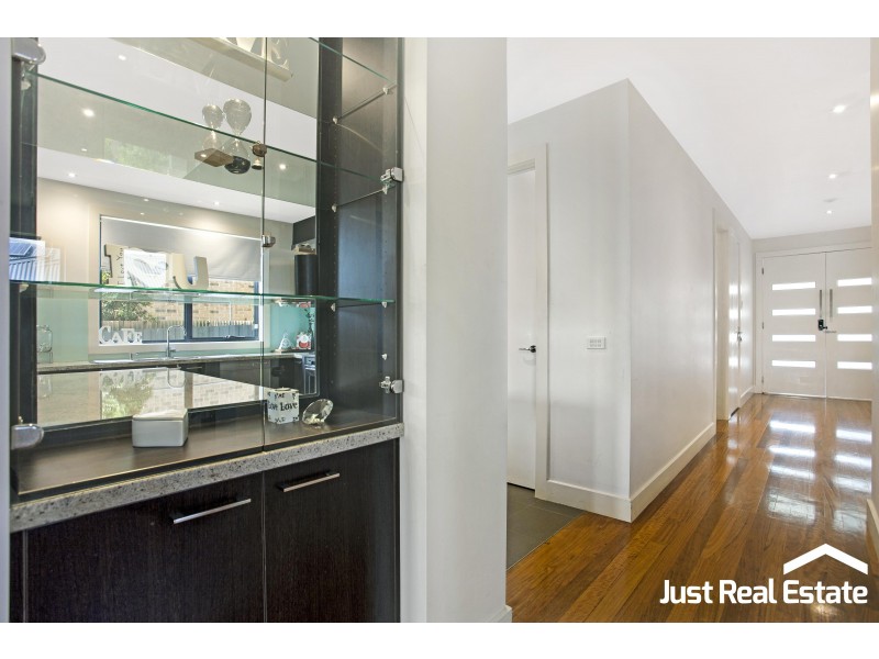 7 Cambridge Drive, Berwick VIC 3806