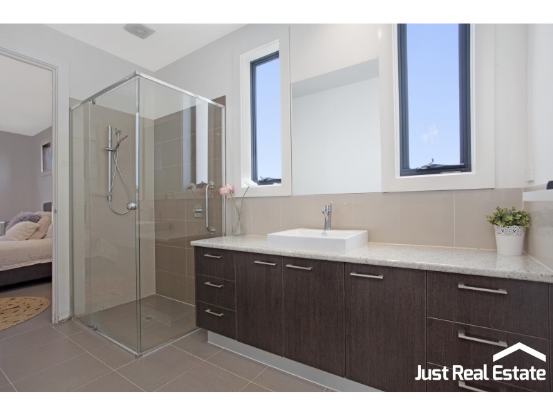 7 Cambridge Drive, Berwick VIC 3806