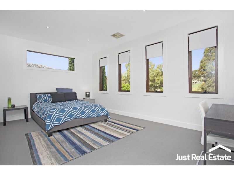 7 Cambridge Drive, Berwick VIC 3806