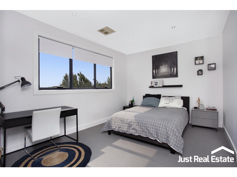 7 Cambridge Drive, Berwick VIC 3806