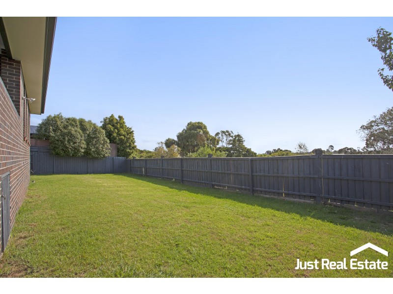 7 Cambridge Drive, Berwick VIC 3806