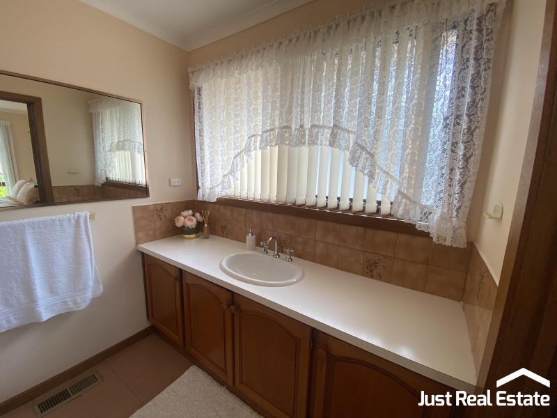 15 Woodlands Crescent, Narre Warren VIC 3805