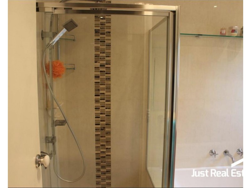 18 Oxley Way, Endeavour Hills VIC 3802