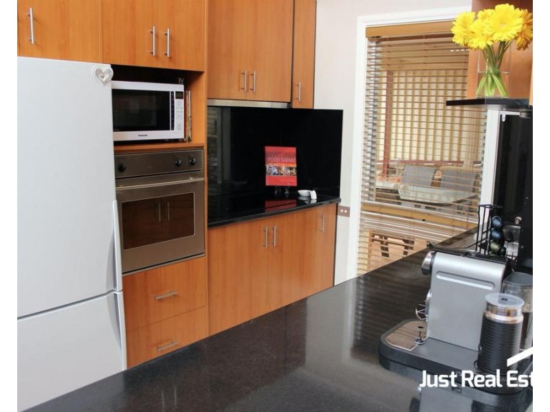 18 Oxley Way, Endeavour Hills VIC 3802