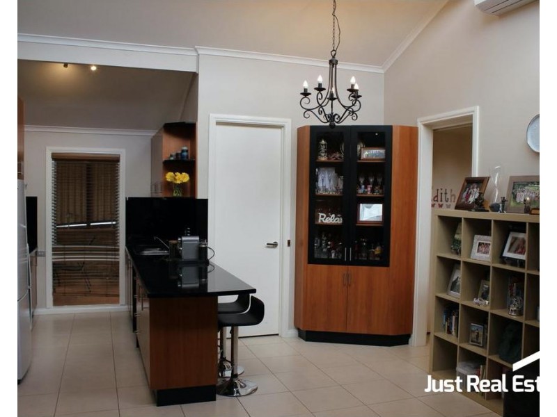 18 Oxley Way, Endeavour Hills VIC 3802