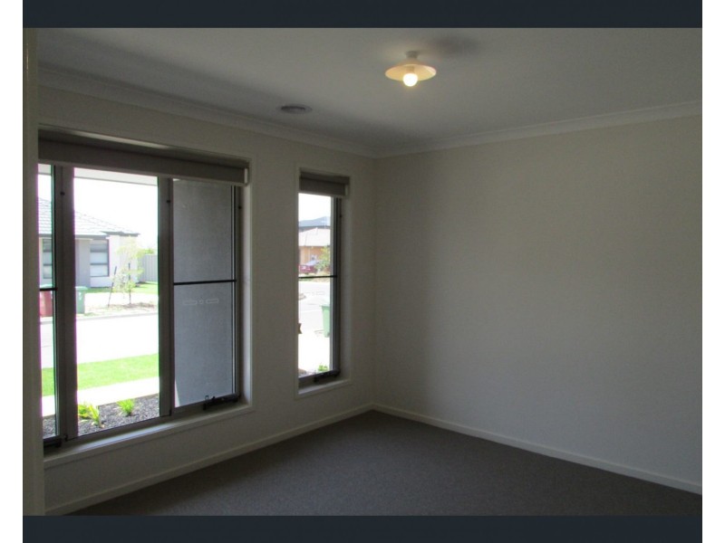 30 Yellow Robin Circuit, Cranbourne East VIC 3977