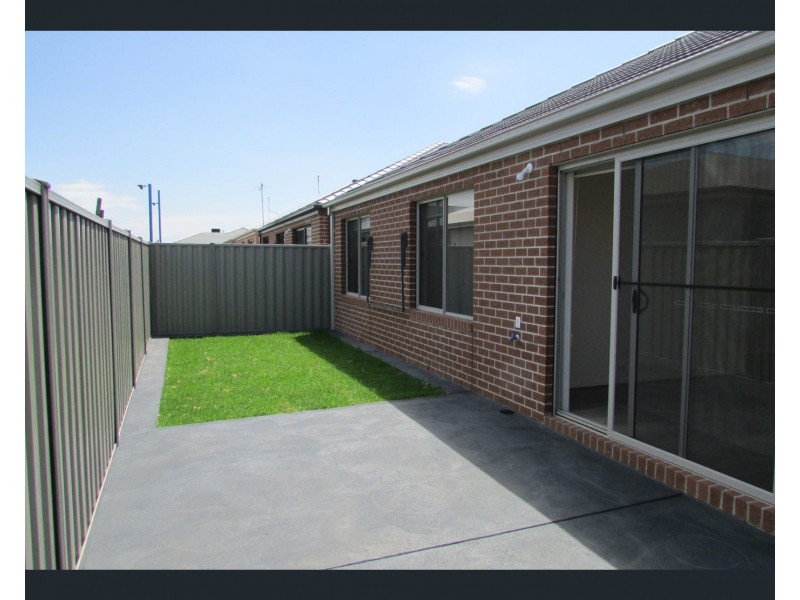 30 Yellow Robin Circuit, Cranbourne East VIC 3977