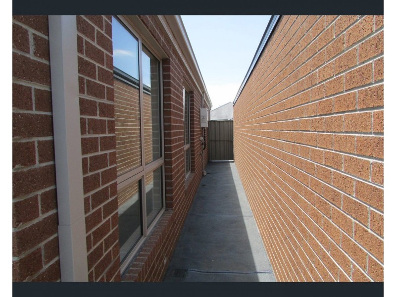 30 Yellow Robin Circuit, Cranbourne East VIC 3977