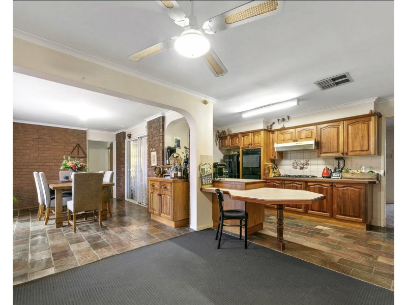 5 Roundhay Court, Berwick VIC 3806