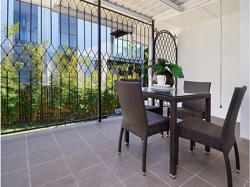 7 Rolle Street, Holland Park West QLD 4121