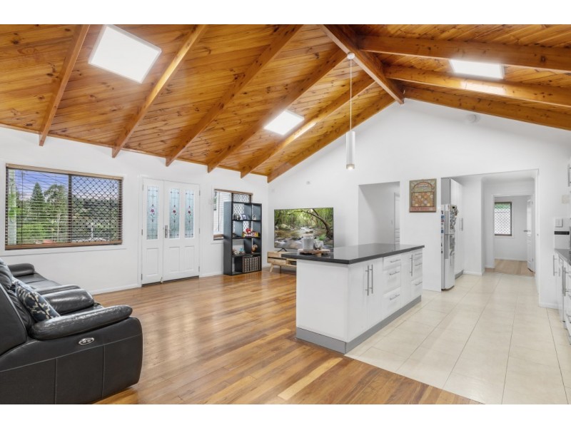 8 Gigas Court, Rochedale South QLD 4123