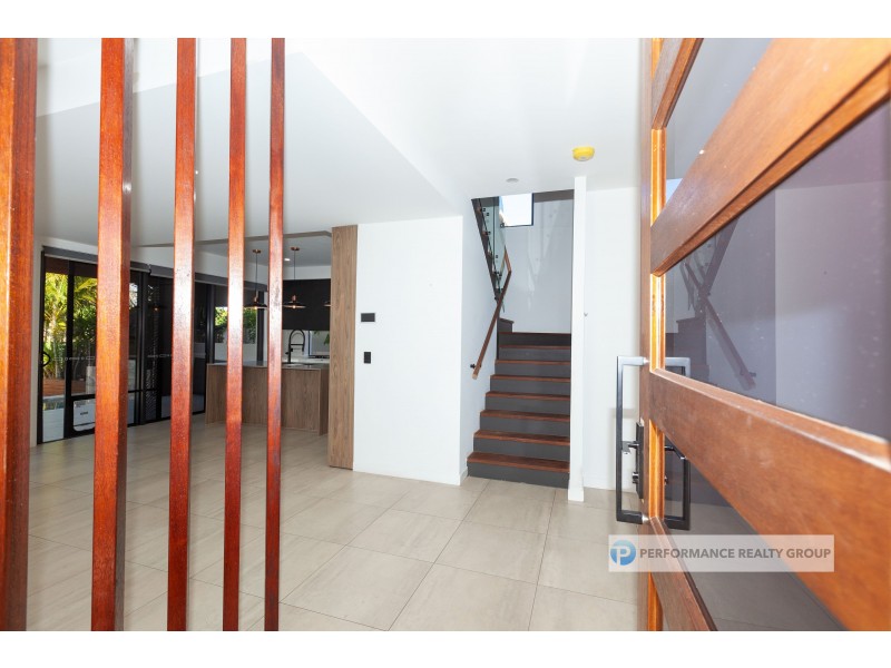 2/39 Holland Court, Broadbeach Waters QLD 4218