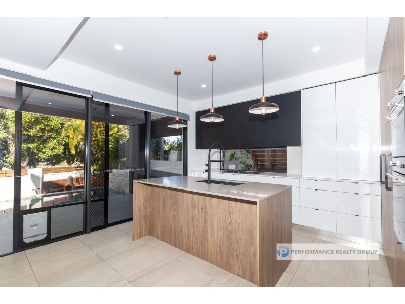 2/39 Holland Court, Broadbeach Waters QLD 4218