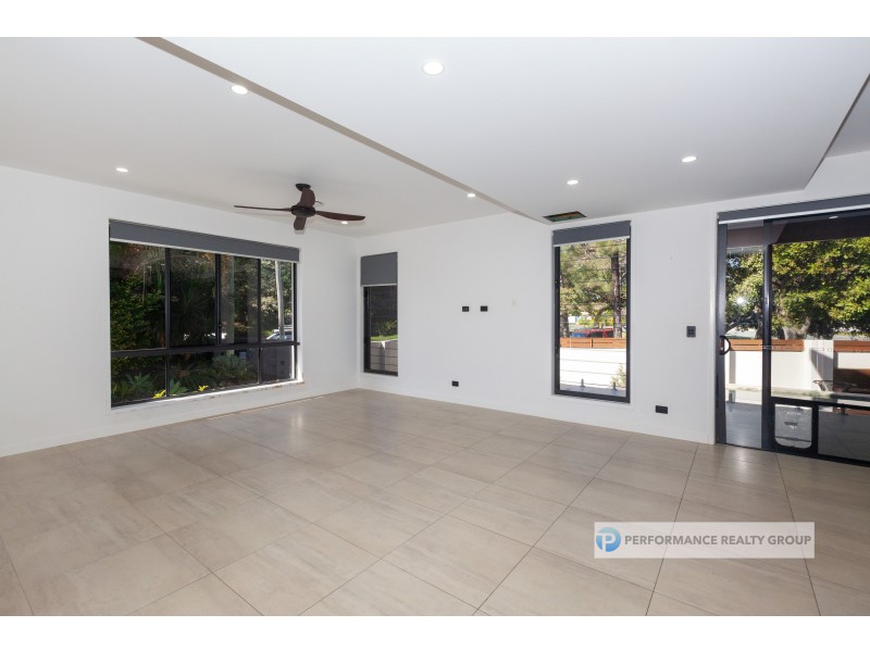 2/39 Holland Court, Broadbeach Waters QLD 4218