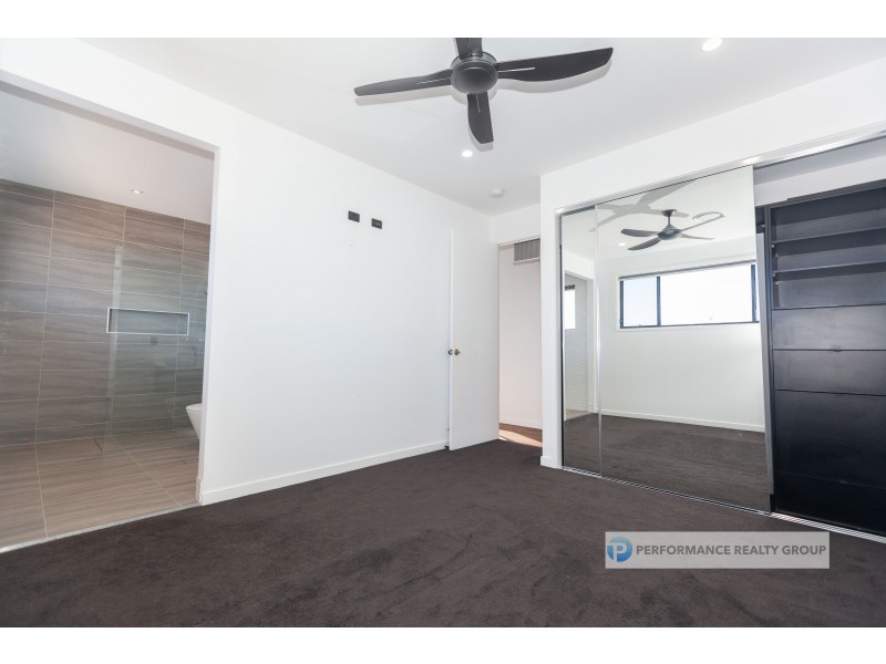 2/39 Holland Court, Broadbeach Waters QLD 4218