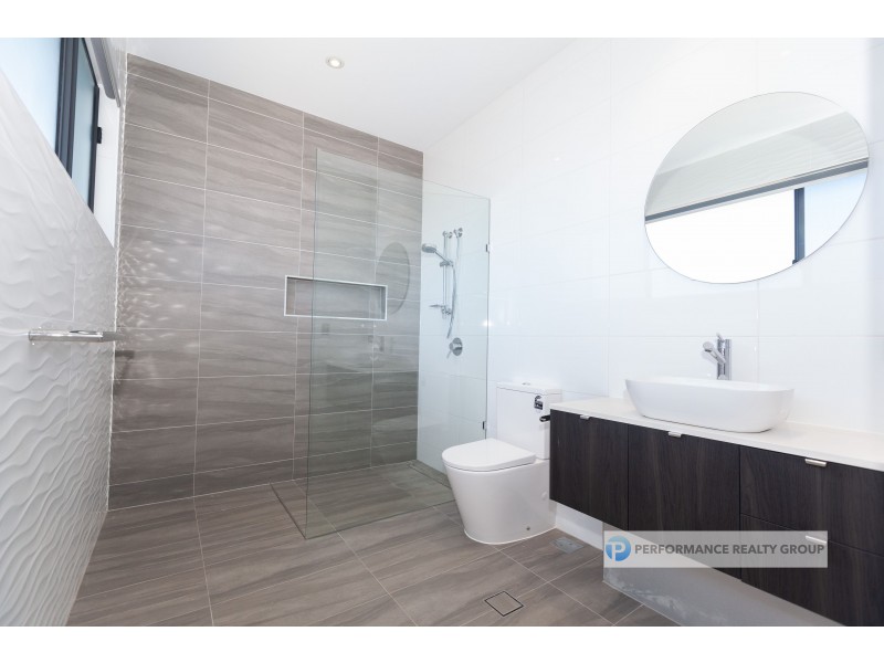 2/39 Holland Court, Broadbeach Waters QLD 4218