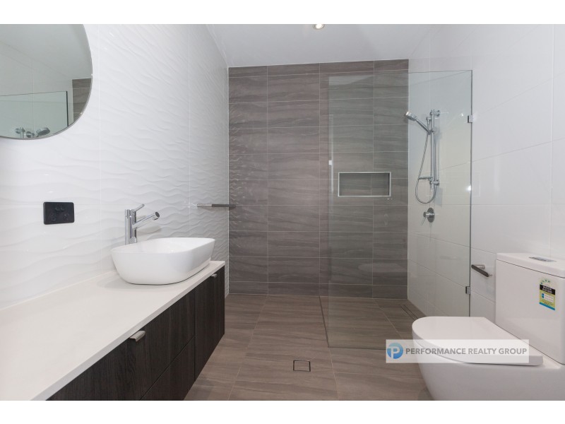 2/39 Holland Court, Broadbeach Waters QLD 4218