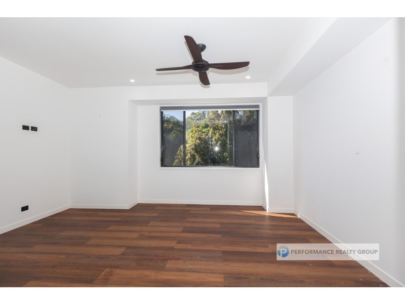 2/39 Holland Court, Broadbeach Waters QLD 4218