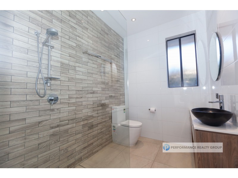 2/39 Holland Court, Broadbeach Waters QLD 4218