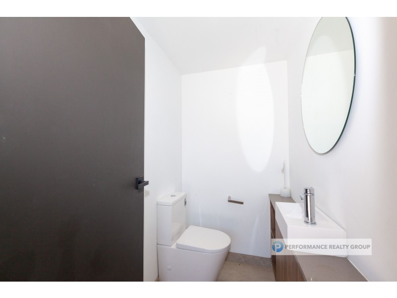 2/39 Holland Court, Broadbeach Waters QLD 4218