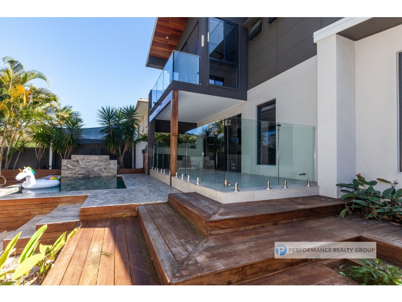 2/39 Holland Court, Broadbeach Waters QLD 4218