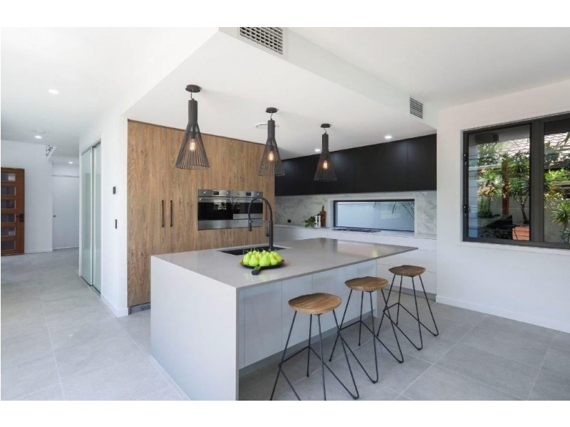 1/39 Holland Court, Broadbeach Waters QLD 4218