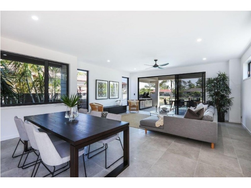 1/39 Holland Court, Broadbeach Waters QLD 4218