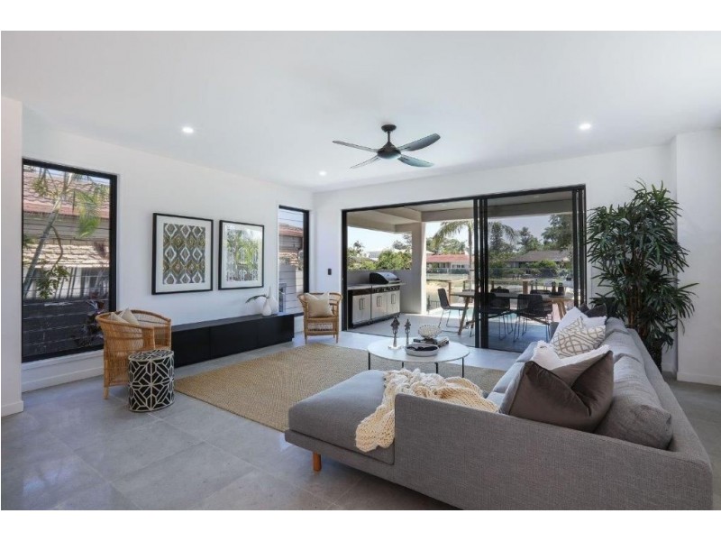 1/39 Holland Court, Broadbeach Waters QLD 4218