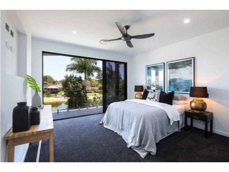 1/39 Holland Court, Broadbeach Waters QLD 4218