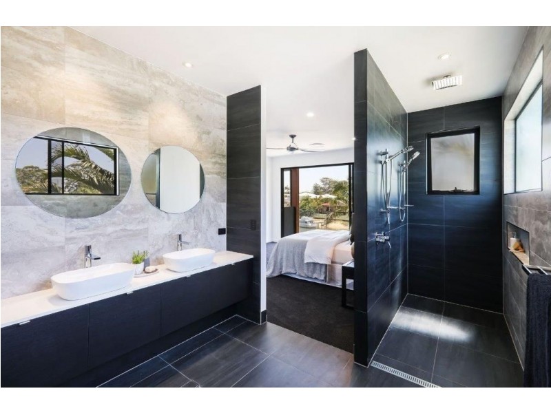 1/39 Holland Court, Broadbeach Waters QLD 4218