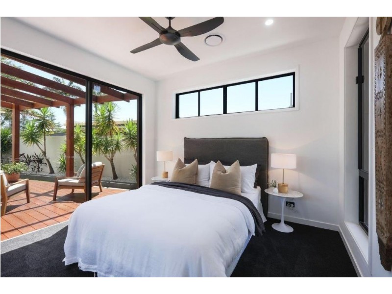 1/39 Holland Court, Broadbeach Waters QLD 4218