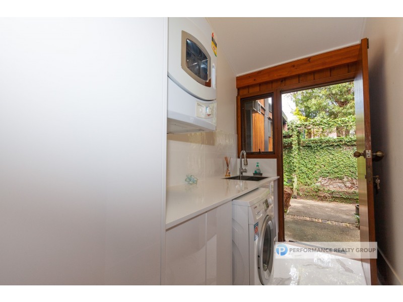 1 Langford Court, Mermaid Waters QLD 4218