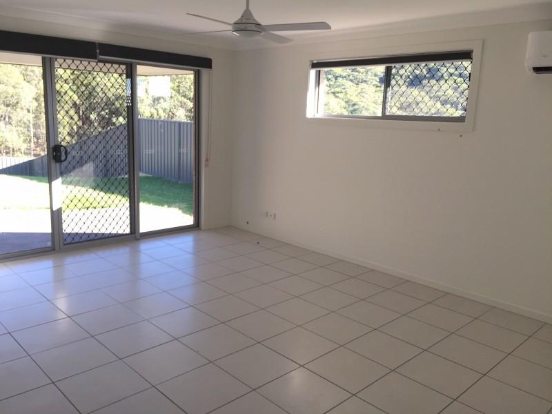 42 Floresta Crescent, Cameron Park NSW 2285
