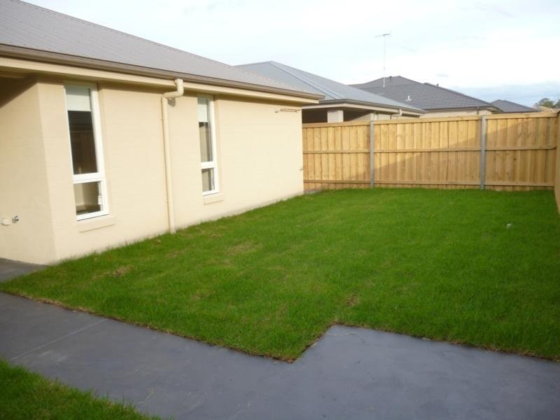 11 Loch Avenue, Glenmore Park NSW 2745