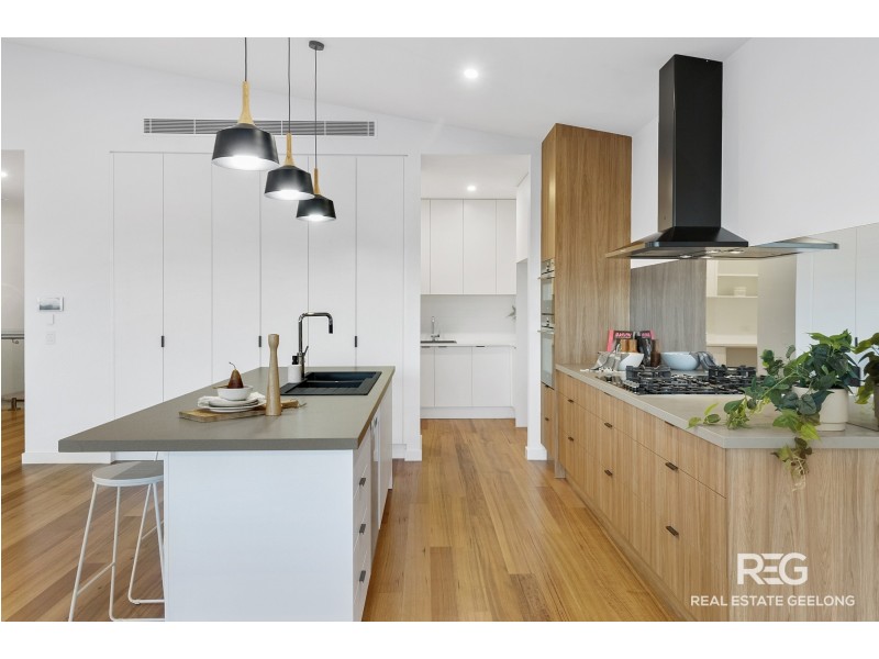 37 STONELEIGH CRESCENT, Highton VIC 3216