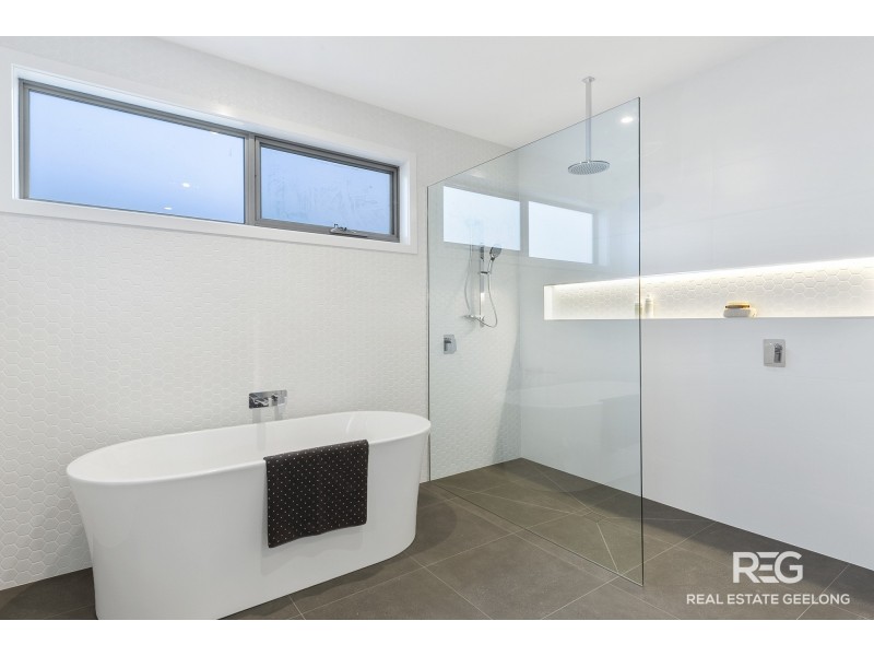 37 STONELEIGH CRESCENT, Highton VIC 3216