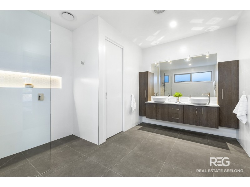 37 STONELEIGH CRESCENT, Highton VIC 3216